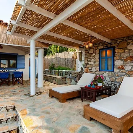 The Blue House Seaside Retreat - Fully Equipped Chrani