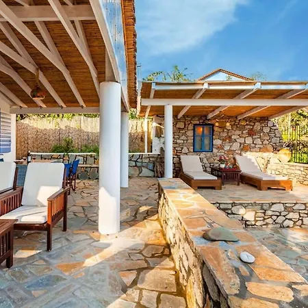 The Blue House Seaside Retreat - Fully Equipped