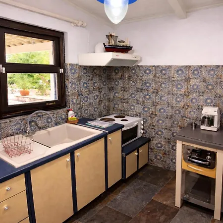 The Blue House Seaside Retreat - Fully Equipped *
