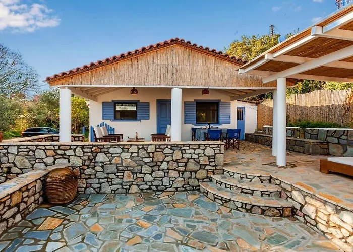 The Blue House Seaside Retreat - Fully Equipped