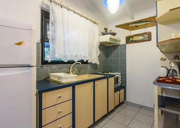 The Blue House Seaside Retreat - Fully Equipped *